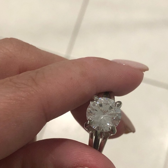 Cubic Zirconia size 8 beautiful ring. - Picture 5 of 8